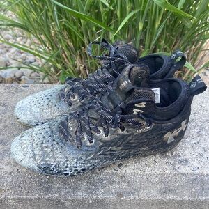 Women’s cleats size 9